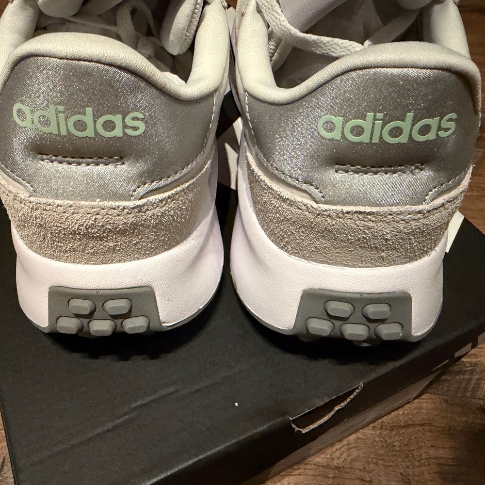 Adidas Run 70s Ladies Size 9 Beige, gray and White Sneakers‎ NEW - Picture 4 of 9